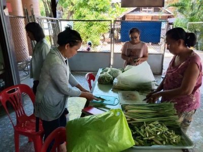 การทำลูกประคบและนวดแผนโบราณ